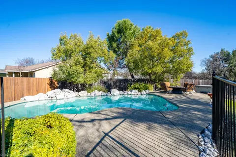 Exterior - 4689 Oak Glen Dr, Redding, CA 96001 photo 8 of 21