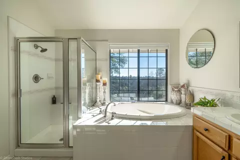 Bath - 4689 Oak Glen Dr, Redding, CA 96001 photo 2 of 7