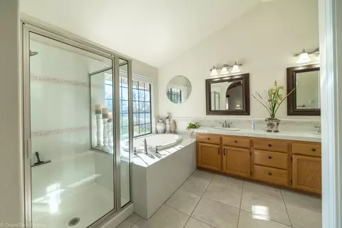 Bath - 4689 Oak Glen Dr, Redding, CA 96001 photo 1 of 7