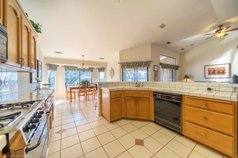 Kitchen - 4689 Oak Glen Dr, Redding, CA 96001 photo 5 of 5