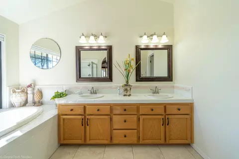 Bath - 4689 Oak Glen Dr, Redding, CA 96001 photo 4 of 7