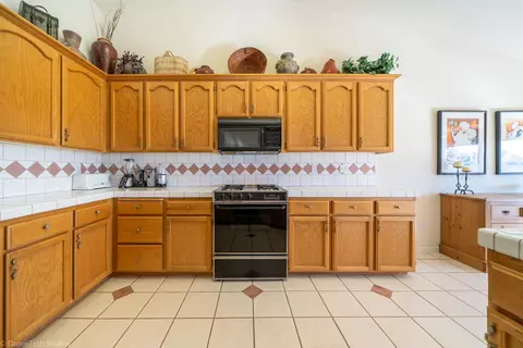 Kitchen - 4689 Oak Glen Dr, Redding, CA 96001 photo 4 of 5