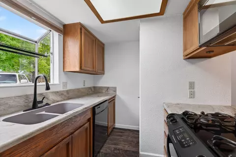 Kitchen - 200 Ridgetop Dr #22, Redding, CA 96003 photo 2 of 3