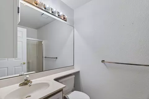 Bath - 200 Ridgetop Dr #22, Redding, CA 96003 photo 5 of 6