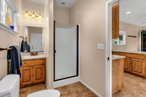 Bath - 14805 Hilltop Dr, Red Bluff, CA 96080 photo 8 of 10