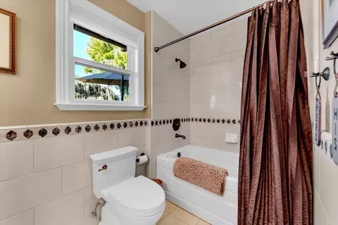 Bath - 14807 Hilltop Dr, Red Bluff, CA 96080 photo 4 of 10