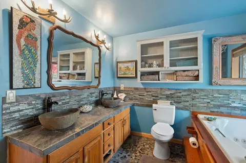 Bath - 200 Button Rd, Weaverville, CA 96093 photo 4 of 5
