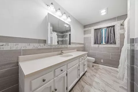 Bath - 33829 Constellation Dr, Shingletown, CA 96088 photo 1 of 2