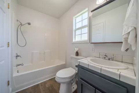 Bath - 2470 Sacramento Dr, Redding, CA 96001 photo 2 of 4