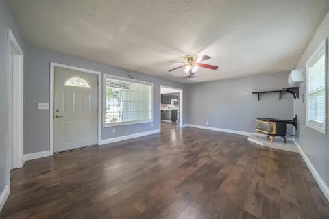 Living - 2470 Sacramento Dr, Redding, CA 96001 photo 4 of 7