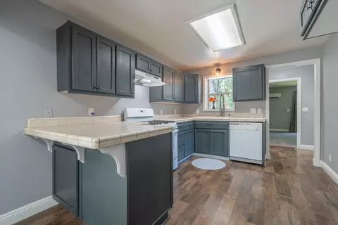 Kitchen - 2470 Sacramento Dr, Redding, CA 96001 photo 2 of 4