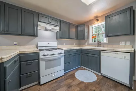 Kitchen - 2470 Sacramento Dr, Redding, CA 96001 photo 3 of 4