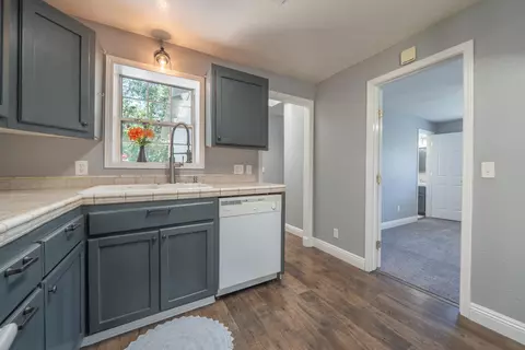 Entry Way - 2470 Sacramento Dr, Redding, CA 96001 photo 2 of 3