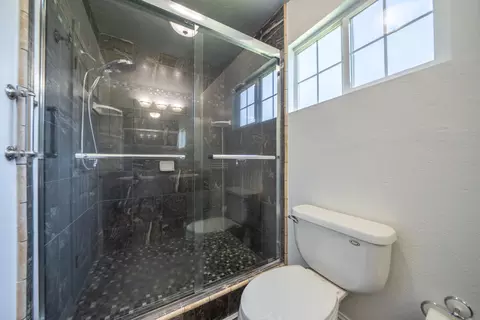 Bath - 2470 Sacramento Dr, Redding, CA 96001 photo 4 of 4