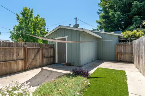 Exterior - 2470 Sacramento Dr, Redding, CA 96001 photo 9 of 28