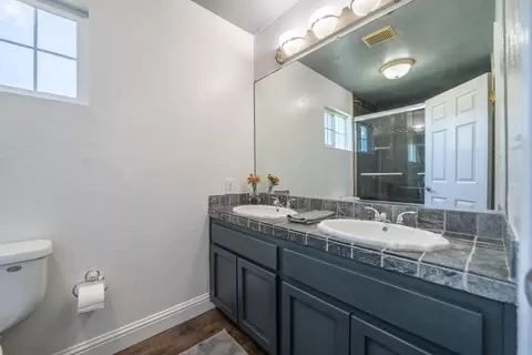 Bath - 2470 Sacramento Dr, Redding, CA 96001 photo 3 of 4