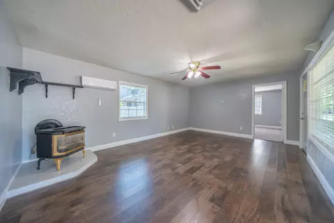 Living - 2470 Sacramento Dr, Redding, CA 96001 photo 6 of 7