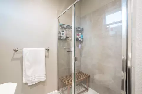 Bath - 2889 Ukonom Dr, Redding, CA 96002 photo 2 of 3