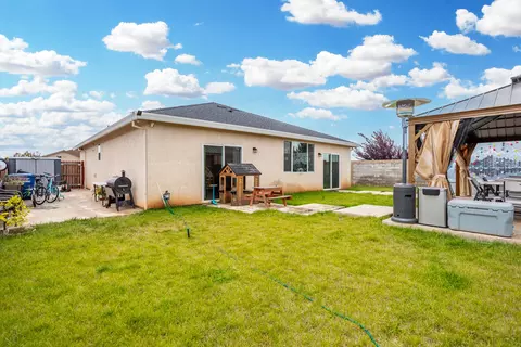 Exterior - 2889 Ukonom Dr, Redding, CA 96002 photo 4 of 7