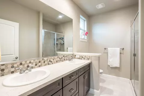 Bath - 2889 Ukonom Dr, Redding, CA 96002 photo 1 of 3