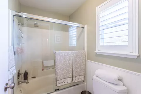 Bath - 4746 Tralee Ln, Redding, CA 96001 photo 3 of 5