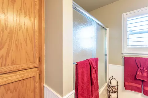 Bath - 4746 Tralee Ln, Redding, CA 96001 photo 4 of 5