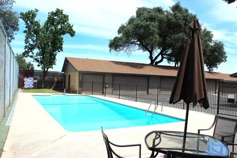 Exterior - 1975 Bechelli Ln, Redding, CA 96002 photo 5 of 7