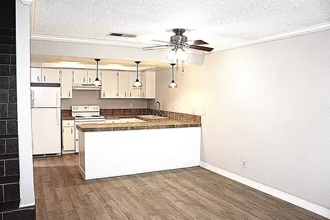 Kitchen - 1975 Bechelli Ln, Redding, CA 96002 photo 3 of 4