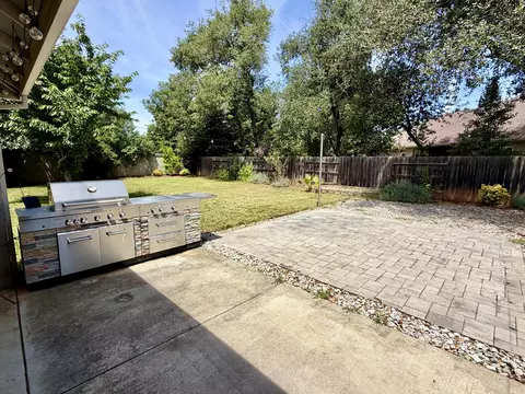Exterior - 2704 Western Oak Dr, Redding, CA 96002 photo 3 of 13