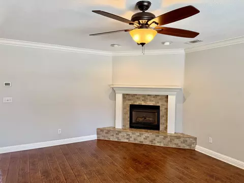 Living - 2704 Western Oak Dr, Redding, CA 96002 photo 3 of 4