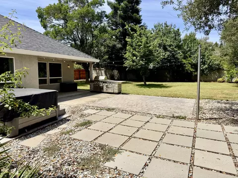 Exterior - 2704 Western Oak Dr, Redding, CA 96002 photo 11 of 13