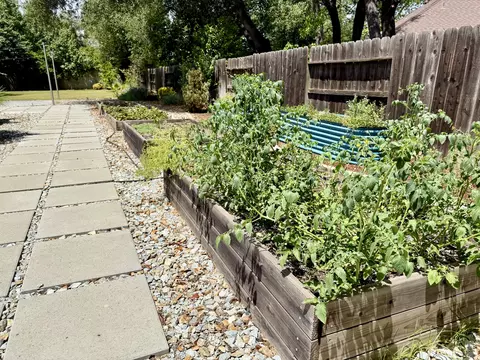 Exterior - 2704 Western Oak Dr, Redding, CA 96002 photo 10 of 13