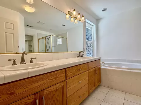 Bath - 2704 Western Oak Dr, Redding, CA 96002 photo 2 of 7