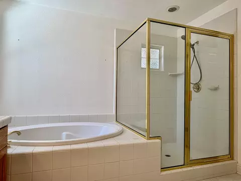 Bath - 2704 Western Oak Dr, Redding, CA 96002 photo 3 of 7
