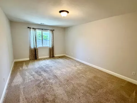Bedroom - 2704 Western Oak Dr, Redding, CA 96002 photo 5 of 7