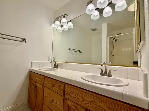 Bath - 2704 Western Oak Dr, Redding, CA 96002 photo 6 of 7