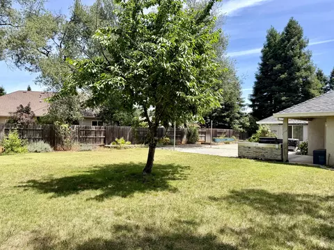 Exterior - 2704 Western Oak Dr, Redding, CA 96002 photo 6 of 13