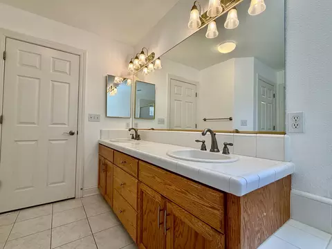 Bath - 2704 Western Oak Dr, Redding, CA 96002 photo 1 of 7