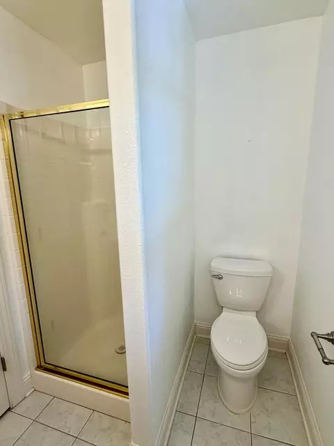 Bath - 2704 Western Oak Dr, Redding, CA 96002 photo 5 of 7