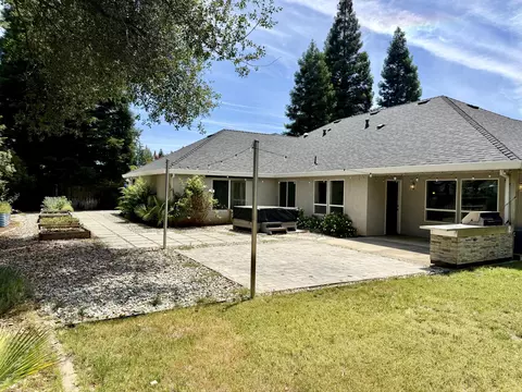 Exterior - 2704 Western Oak Dr, Redding, CA 96002 photo 8 of 13