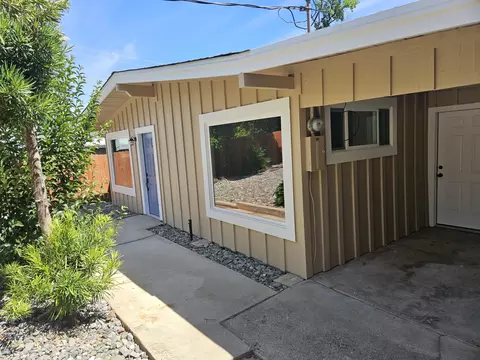 Exterior - 1615 Oak St, Redding, CA 96001 photo 2 of 17