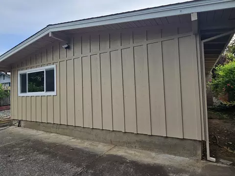 Exterior - 1615 Oak St, Redding, CA 96001 photo 3 of 17