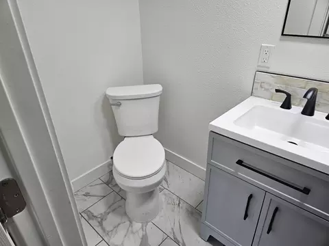 Bath - 1615 Oak St, Redding, CA 96001 photo 8 of 10