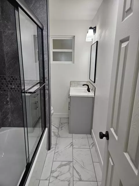 Bath - 1615 Oak St, Redding, CA 96001 photo 5 of 10