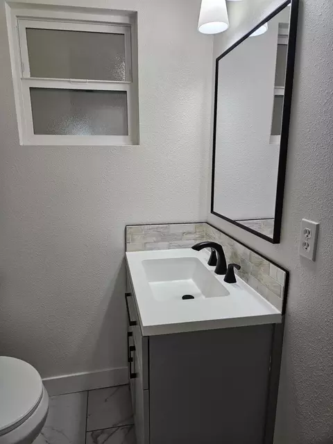Bath - 1615 Oak St, Redding, CA 96001 photo 4 of 10