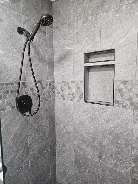 Bath - 1615 Oak St, Redding, CA 96001 photo 6 of 10