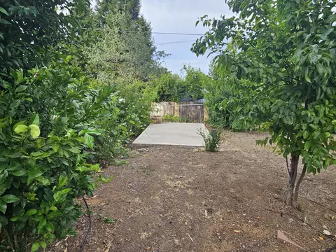 Exterior - 1615 Oak St, Redding, CA 96001 photo 14 of 17