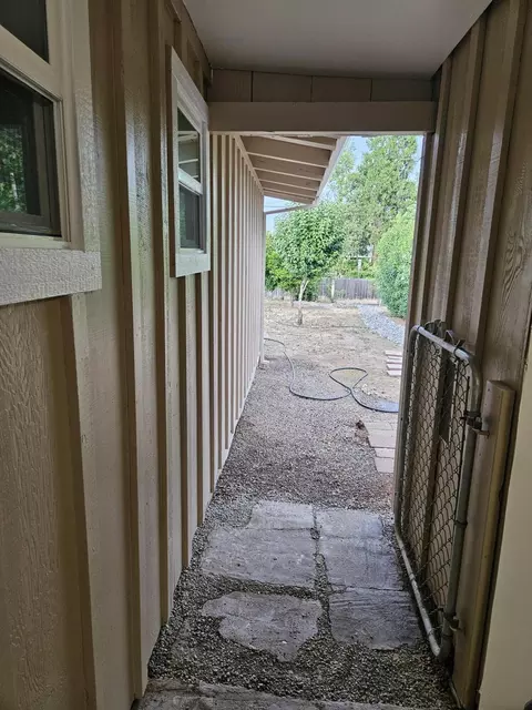 Exterior - 1615 Oak St, Redding, CA 96001 photo 13 of 17