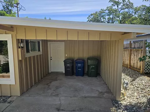 Exterior - 1615 Oak St, Redding, CA 96001 photo 11 of 17