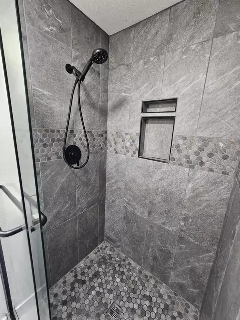Bath - 1615 Oak St, Redding, CA 96001 photo 1 of 10